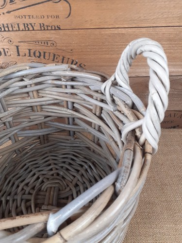 Small Decorative Rustic style round kindling trinket basket Hamper with handles - Bild 12 von 16