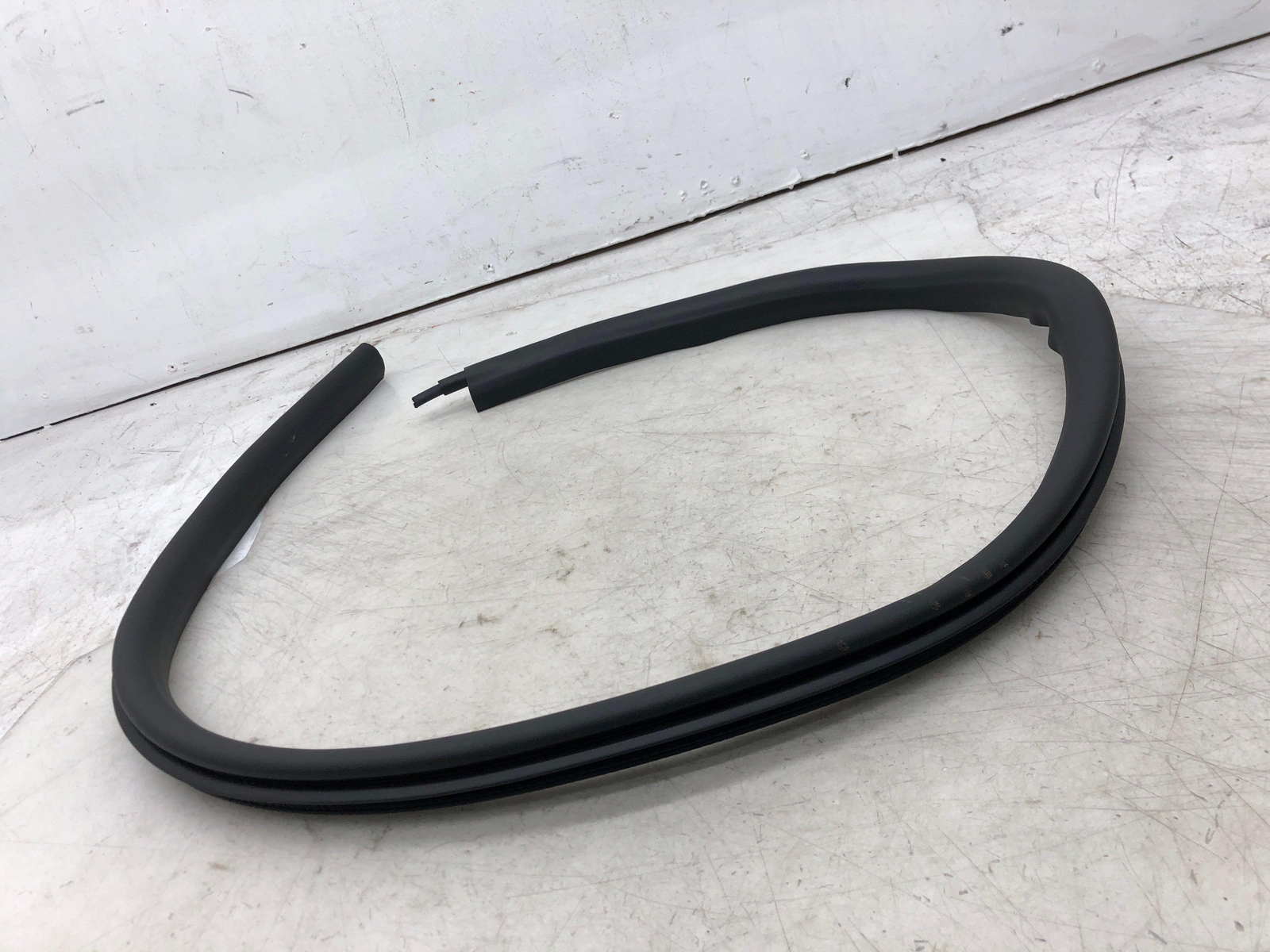 2020-2023 ASTON MARTIN VANTAGE RIGHT FRONT BODY DOOR WEATHER STRIP SEALING OEM