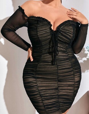 Eng anliegendes Rüschenkleid mit Schnürung Bardotkragen aus Tüll - 0XL / 44
