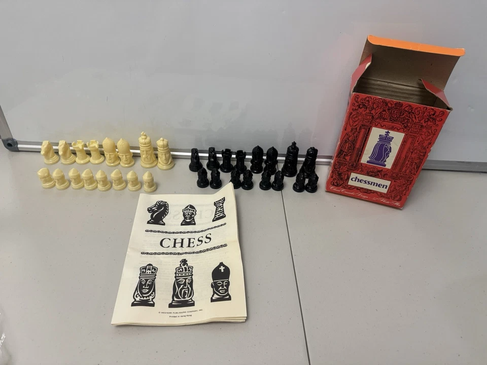 Piezas de ajedrez vintage Chessmen Whitman diseño clásico cruzado 32 piezas de plástico Foto 2 de 4