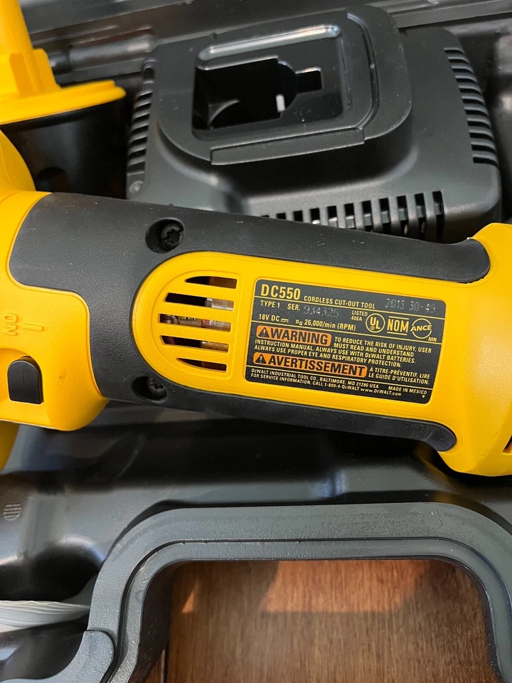 DeWALT DC550 18V Heavy Duty Cordless Cut Out Tool kit w DC9096 Battery/Charger - Image 2 of 4