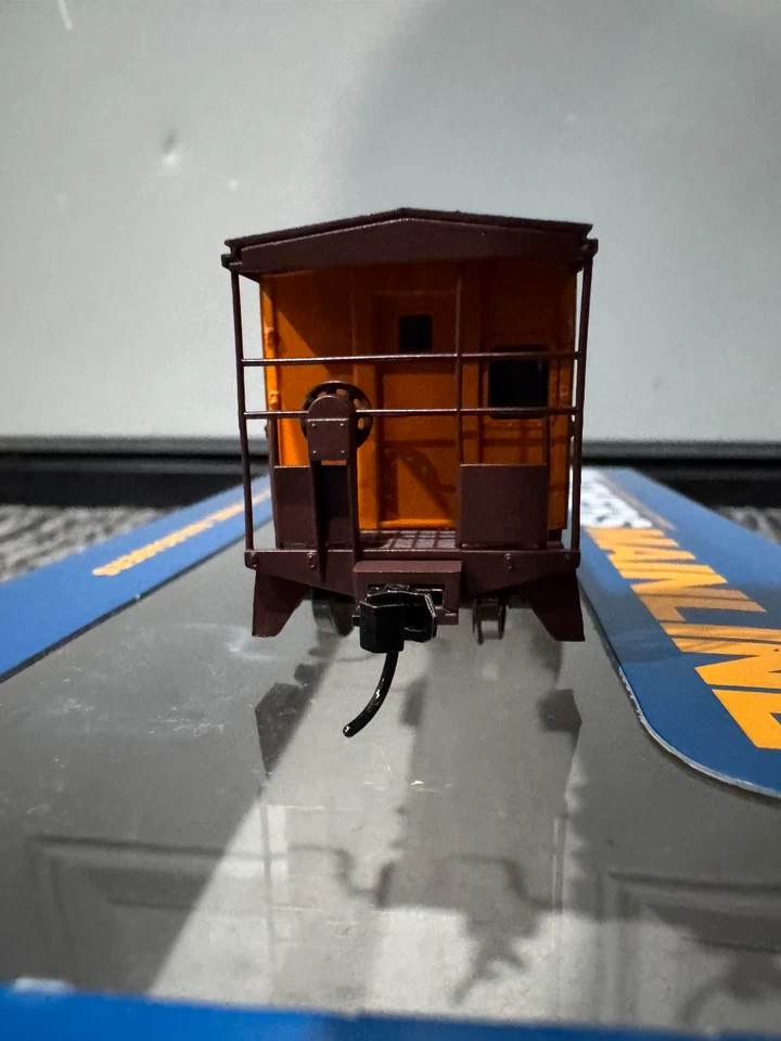 Walthers Mainline 910-8664 Southern Pacific 1907 International Bay Window Caboos - Image 4 of 4