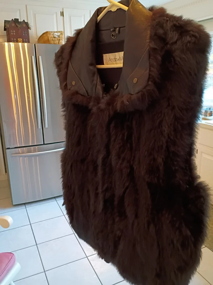 Colete feminino Andrew Marc New Zealand Opossum forrado em L acabamento em couro com zíper comprimento 20” - Imagem 4 de 4