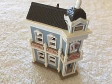 1988 Hallmark Keepsake Hall Bro's Card Shop 5th in Nostalgic Ornament QX401-4