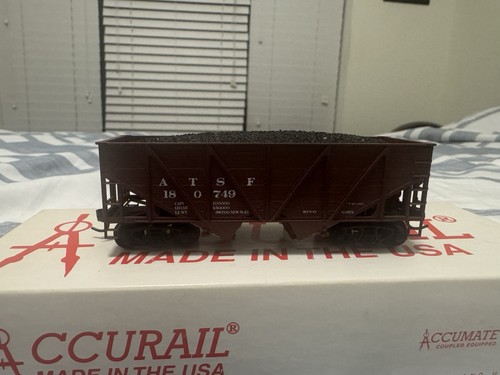 Tolva doble lateral de madera Accurail HO, ATSF #180749, nueva con carga real de carbón | Zustand: New