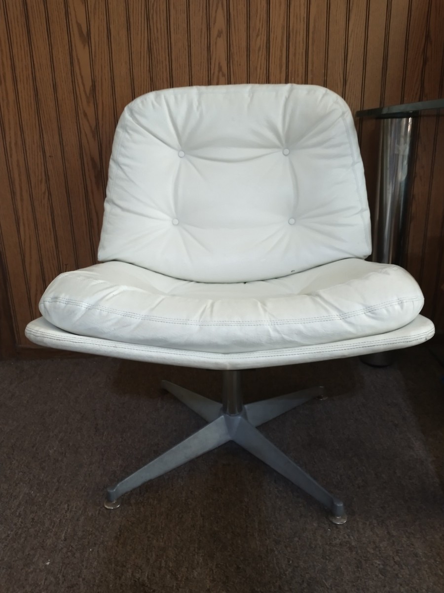 Mid-Century Modern Mila Swivel Lounge Chair By: Gillis Lundgren