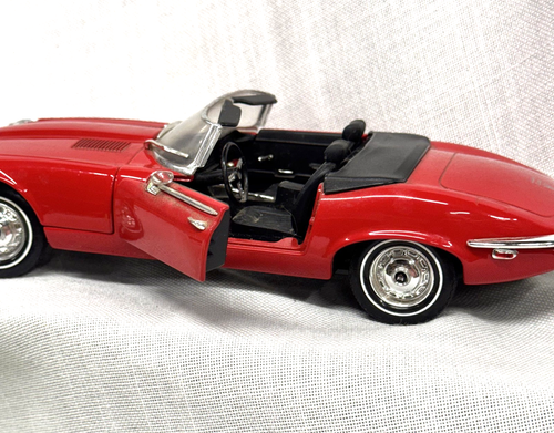 1971 Jaguar E Type 12V Red Road Signature 1:18 Die Cast - Picture 8 of 13