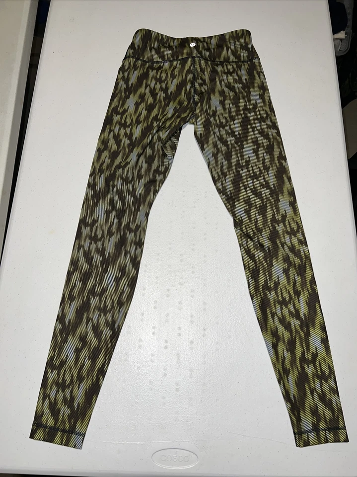 Lululemon Athletica 紧身裤黄色 Capri 迷彩网眼弹力运动服 6 码 — 第 3/4 张图片