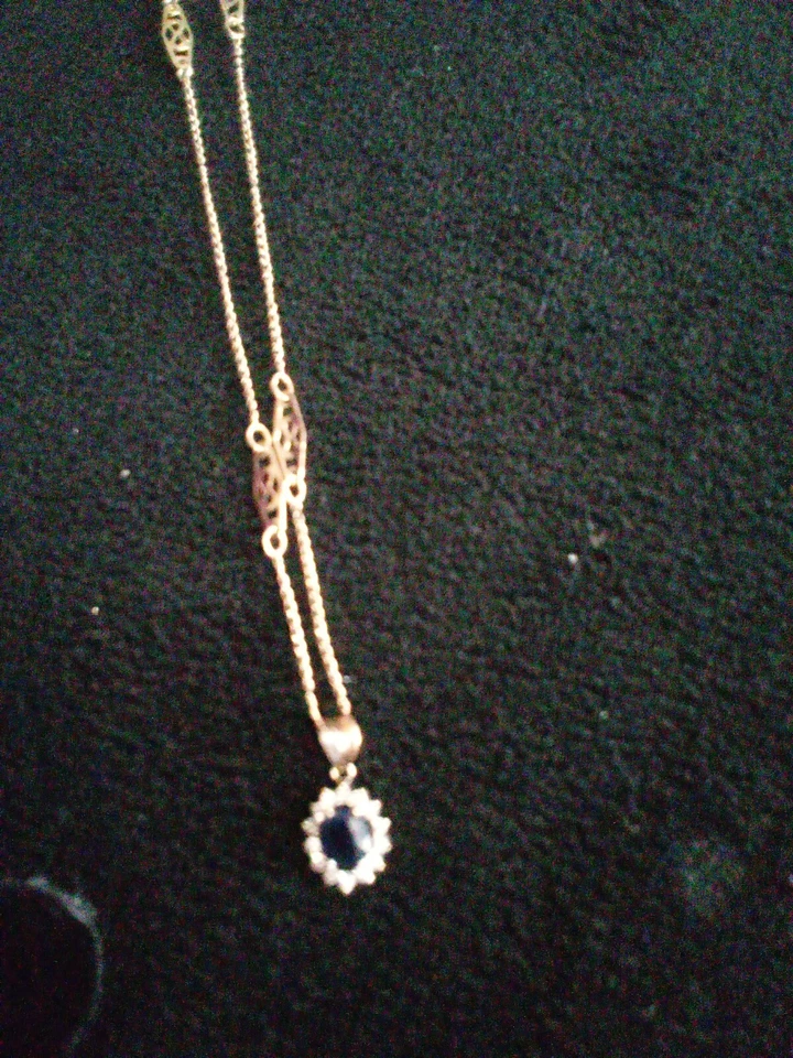 Juego de pendientes y colgantes de zafiro/diamante de oro amarillo de 12k Foto 2 de 4