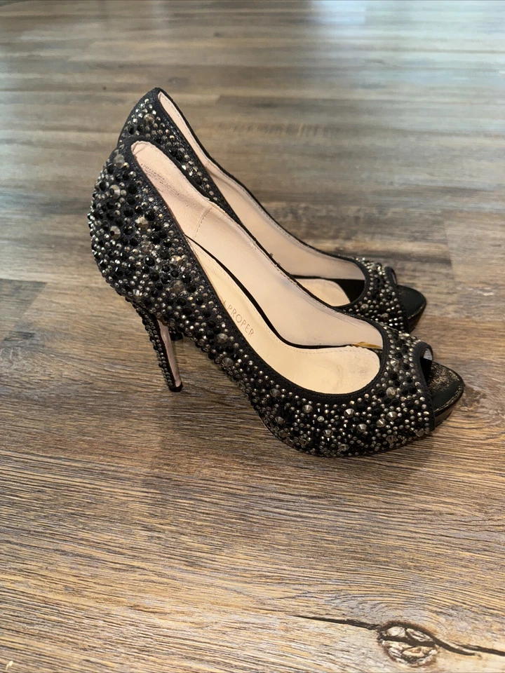 Tacones Boston adecuados con pedrería  Foto 3 de 4