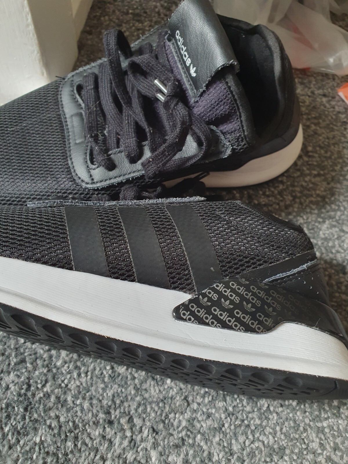 SAOLA Scarpe da ginnastica Adidas taglia 5 nere con suola bianca buone condizioni