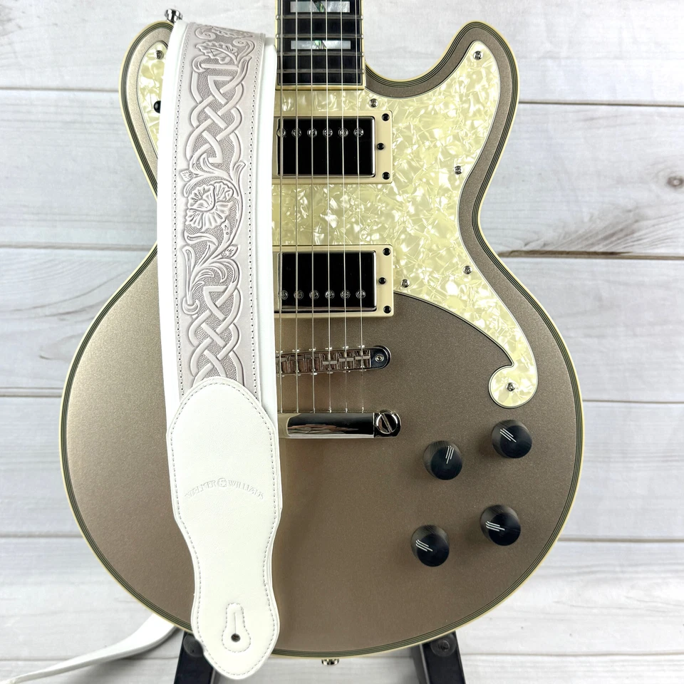 Correa de guitarra acolchada Walker And Williams KB-05-WHT diseño nudo celta blanco envejecido Foto 3 de 4