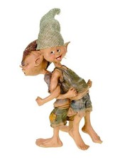 2 Pixies haken sich gegenseitig ein Turnübung Figur Zwerg Fee Fabelwesen Gnom 