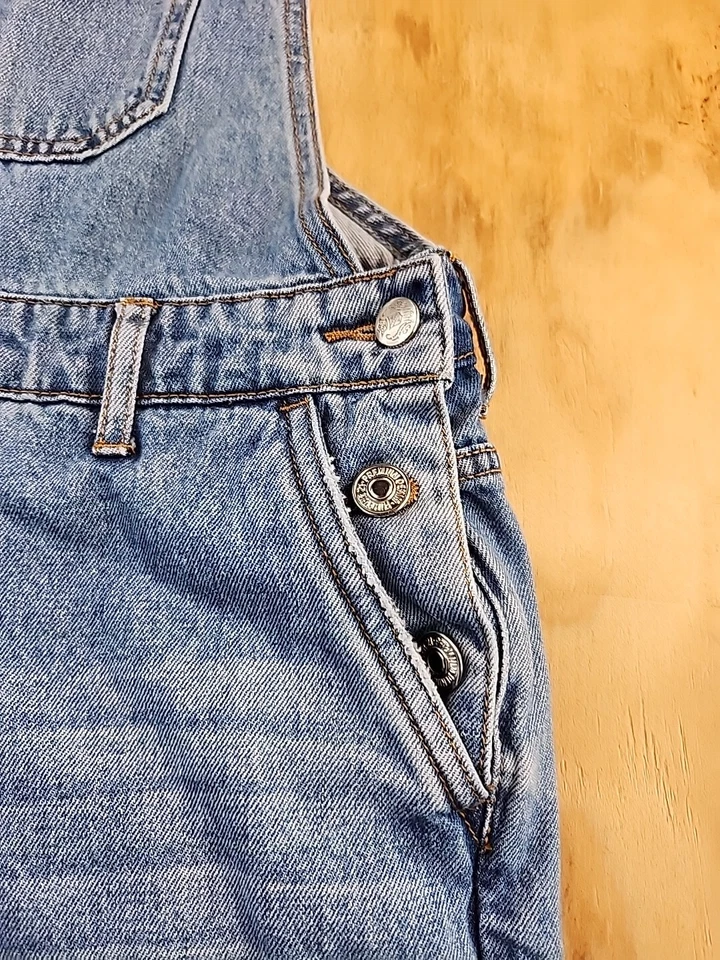 Женский комбинезон Forever 21 из синей джинсовой ткани с вышивкой розой нагрудник размер 24 сужающийся - Изображение 2 из 4