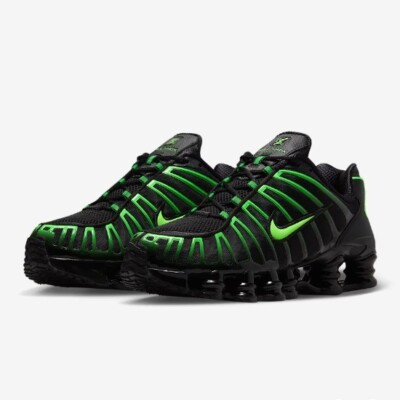 靴 Nike Shox TL Black/Green Strike Nike Shox Tl Sneaker in Black & Green Strike | REVOLVE
