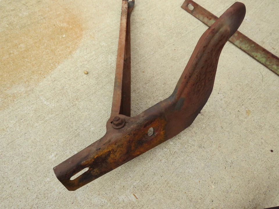 1964 64 Pontiac Grand Prix suportes de para-choque dianteiro e suporte ~ OEM - Imagem 3 de 4