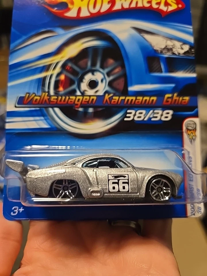Coche a escala diecast Hot Wheels Volkswagen Karmann Ghia #38/38 plateado 2006 Foto 2 de 4