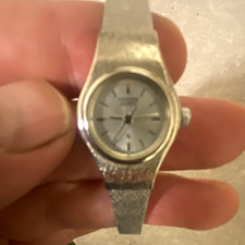 Seiko Damen Quarz Armbanduhr Edelstahl Milanaise silber Analog rund