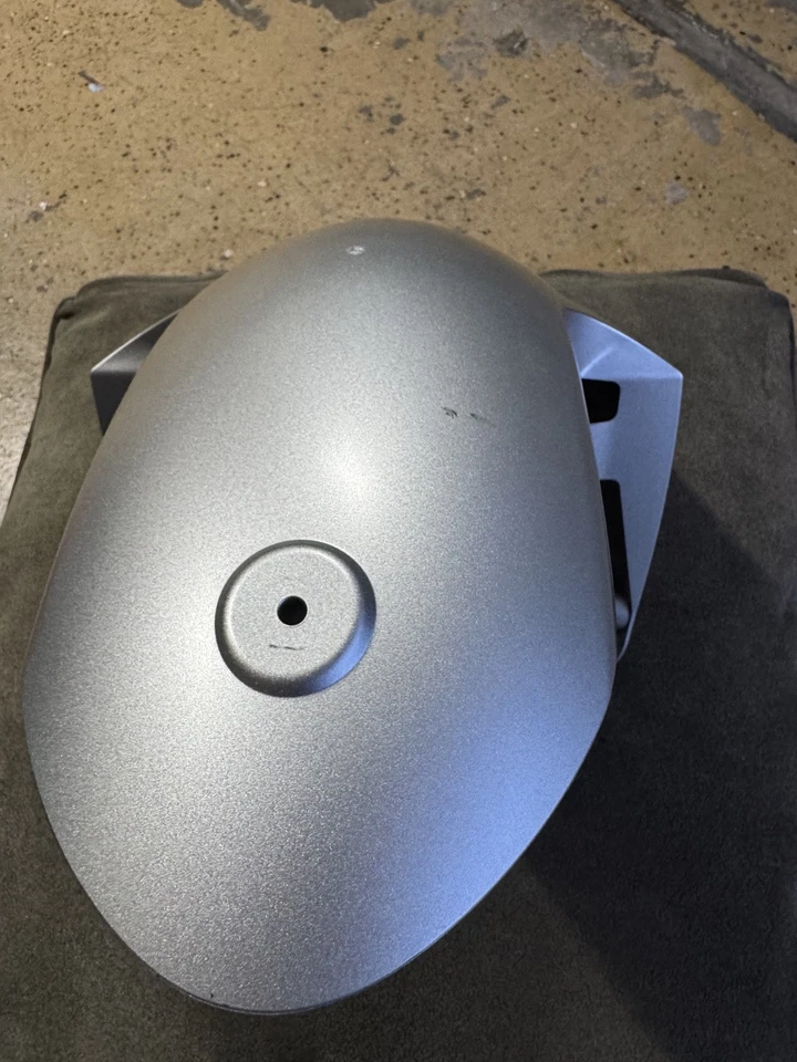 Guardabarros delantero Suzuki GSX-R1000 2017-2025 OEM 53111-17K0 PLATEADO Foto 3 de 4