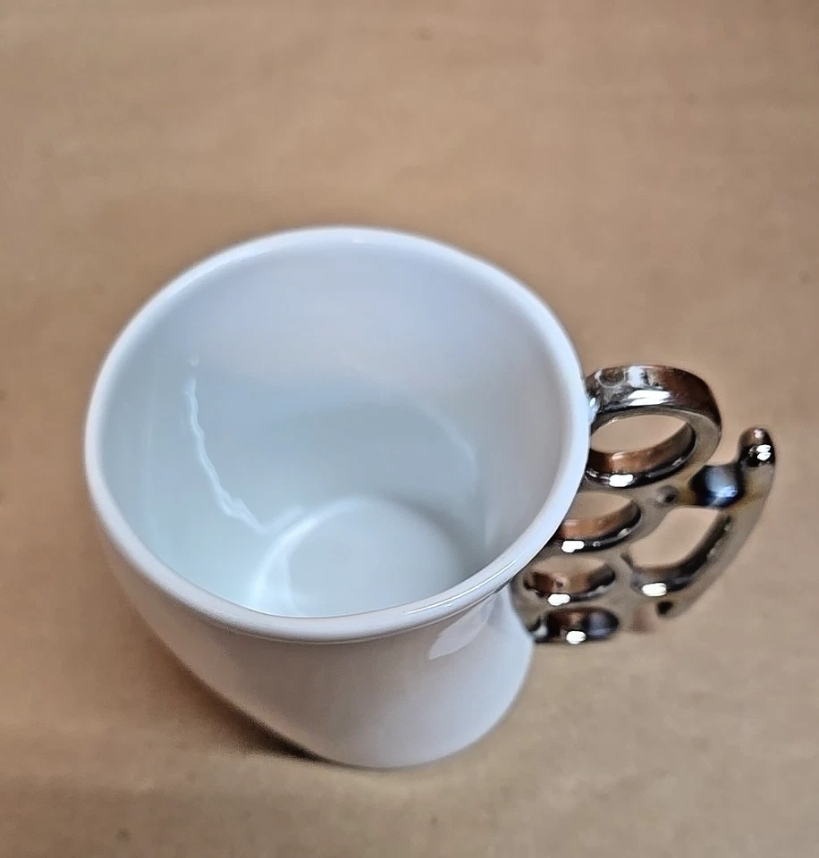 Taza Knockout de Fred; 2009; mango de nudillo de latón Foto 2 de 4