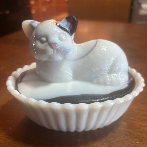 RARE VINTAGE Westmoreland Slag Glass Cat On Nest Stamped