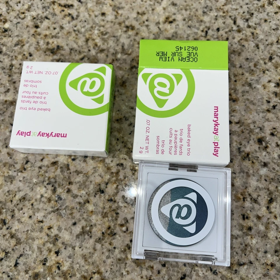 Sombra de ojos azul Mary Kay At Play Baked Eye Trio Ocean View 062145 NUEVA EN CAJA Foto 2 de 2