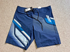 New Oakley Solid Crest Board Shorts   Swim Surf Beach Trunks   Men's Size 33