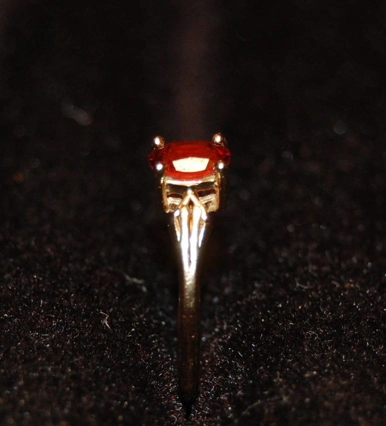 Anillo granate de oro amarillo de 14 quilates para dama Foto 3 de 4