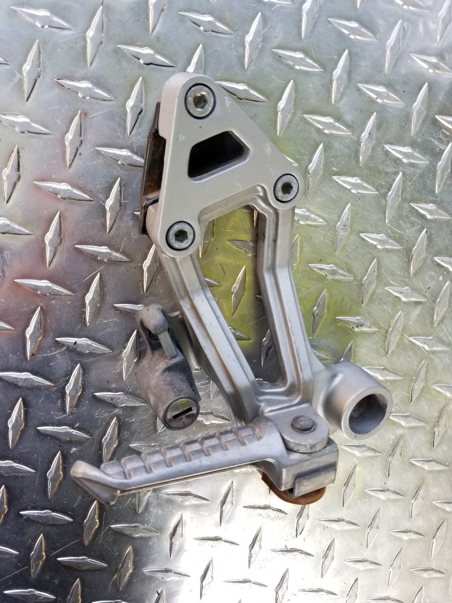 151 1987 Kawasaki GPZ ZX750F ZX750 Ninja Right rear passenger foot