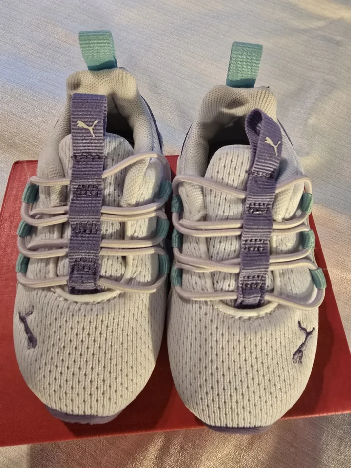 Sapato slip-on infantil menina tamanho 5 C Puma Axelion branco/lavanda lilás geada novo na caixa - Imagem 4 de 4