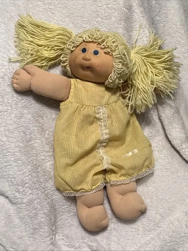 VTG 1985 Cabbage Patch Girl Blonde Long Pony Tails Pigtails Blue Eyes Yellow