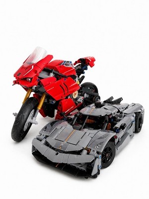 LEGO Technic Ducati Panigale V4 R & Koenigsegg Jesko Absolut Konvolut