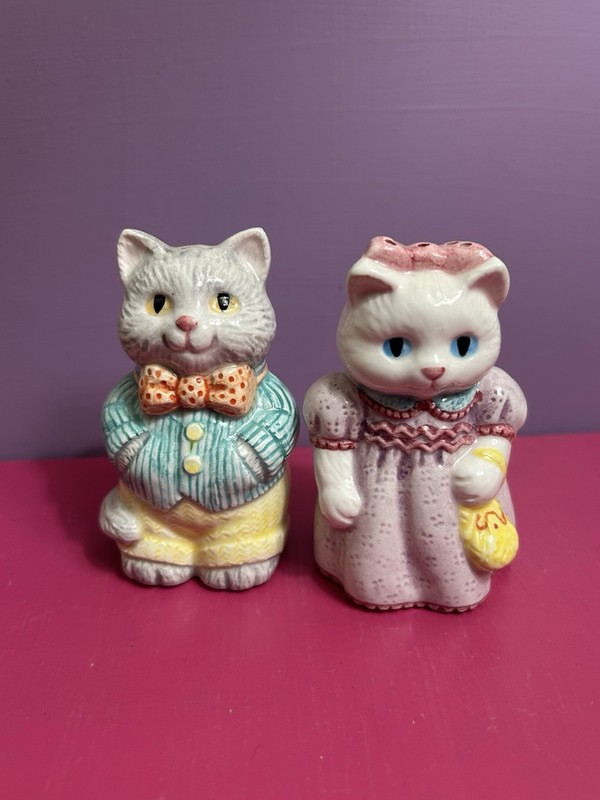 Vintage Avon 1992 Salt & Pepper Shakers 3.5x2”