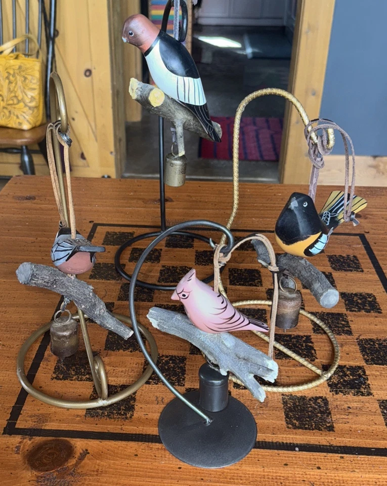 Juego de 4 campanas de viento pintadas a mano por The Bird House of Cape May Jingle Birds Foto 2 de 4