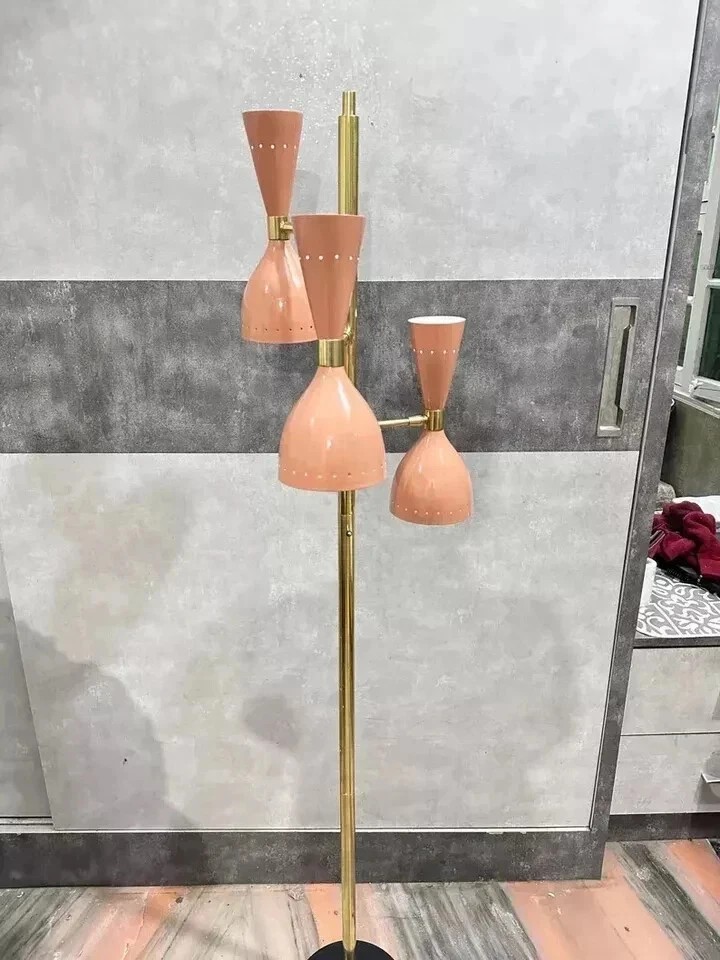 Lampada da terra in ottone artigianale moderna