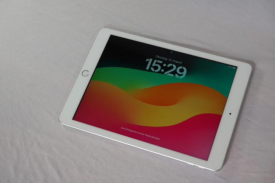 Apple iPad (6th generation) · 128GB · Wi-Fi, Foto 3 von 5