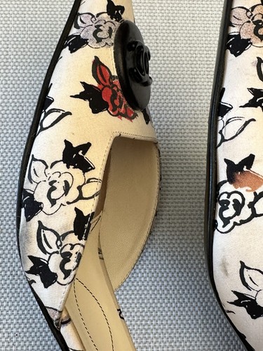 "TACONES CHANEL TELA AUTÉNTICA LOGOTIPO CC MEDALLÓN FLOR MULAS 2,5"" TALLA 38 ($1495)" - Imagen 17 de 24