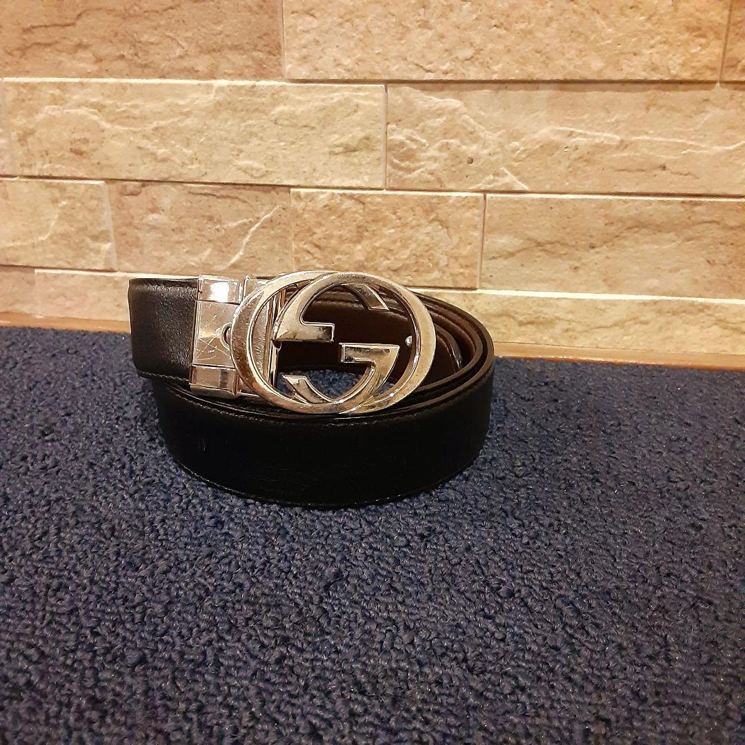 Ceinture Gucci argentée avec logo boucle noire occasion