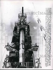 1957 Press Photo Patrick AFB, Viking rocket missle test launch at Cape Canaveral