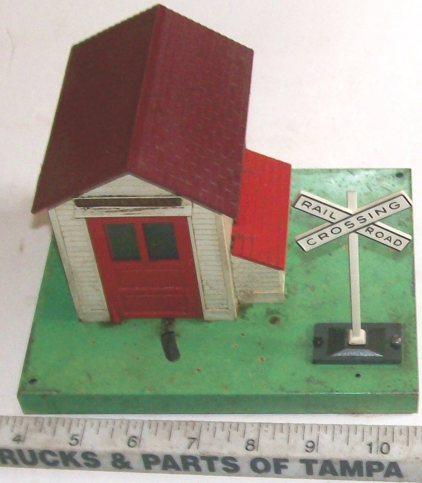 LIONEL 145 (6-2145) ILLUMINATED OPERATING AUTOMATIC GATEMAN FOR O/O-27/S , WORKS - Image 4 of 4