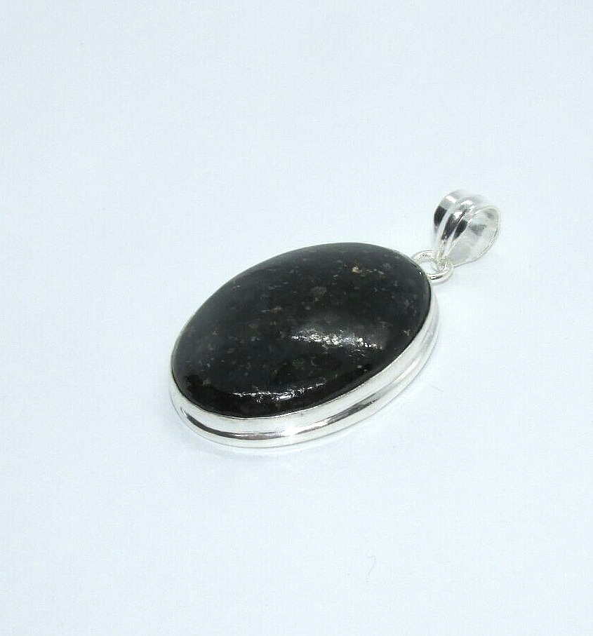 Pendentif Nuummite pierre naturelle cadeau idéal de protection pour homme et femme