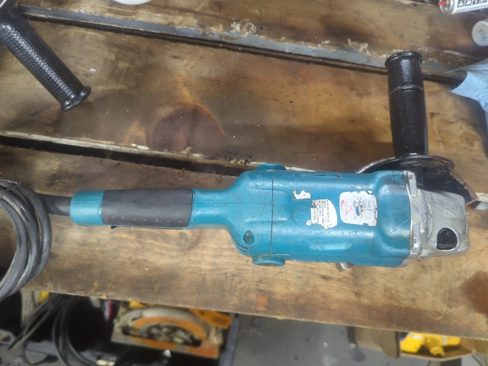 Amoladora angular Makita MAKGA6020 6 SJS, 10,5 amperios, 11.000 rpm, CA/CC Foto 2 de 4