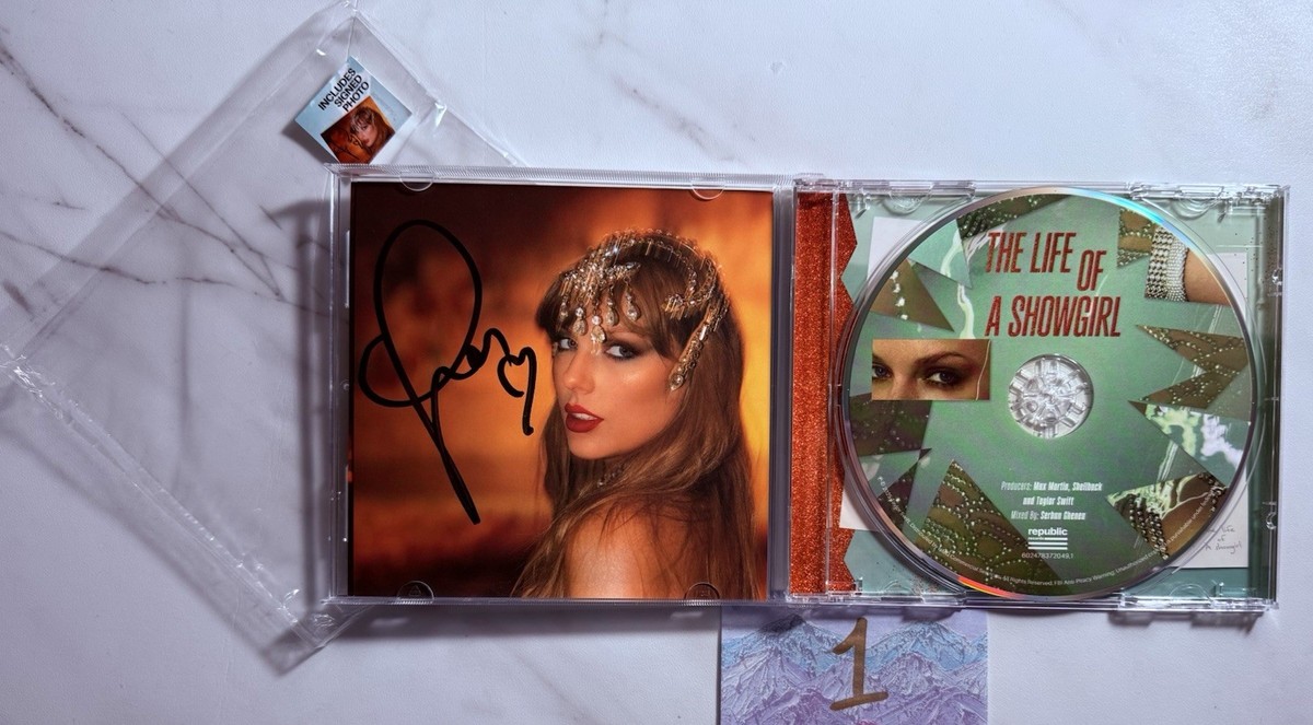 Taylor Swift 🌟 #1 🌟 The Life Of A Showgirl CD SIGNED SIGNATURE