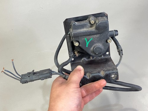 07-2015 Freightliner Step Walk In Van MT45 MT55 6.7 isb valve breather w bracket - Picture 2 of 8