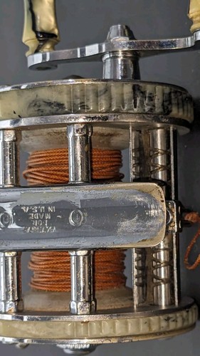 Seltene Bronson Reel-O-Mine 5000 in sauberem Zustand gravierte Angelszene. - Bild 12 von 21