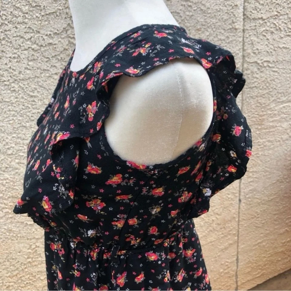 Vestido informal de manga corta con volantes florales negros Roxy Girl Foto 3 de 4