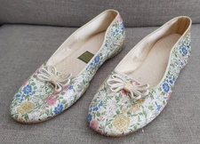 VTG Daniel Green Comfy Slippers Flats Metallic Ivory Floral Brocade Size 9.5