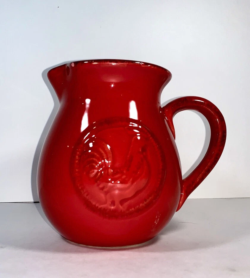 Jarra medallón de cerámica gallo rojo Home Essentials and Beyond con mango Foto 2 de 4