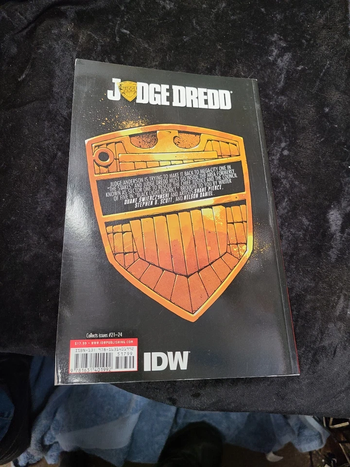 IDW Judge DREDD 卷 6 贸易平装图形小说黑灯区 — 第 2/2 张图片
