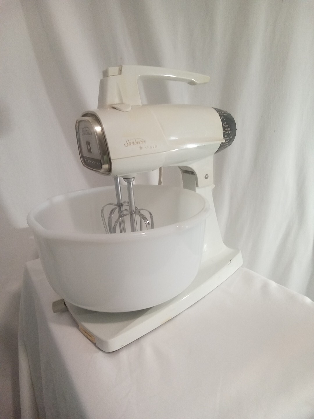 Vintage Sunbeam Vista Deluxe Mixmaster 12 Speed with Mixers And Bowl. Nice Cond.
